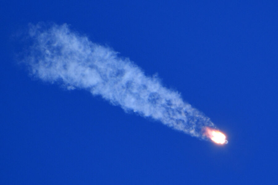 Ракета-носитель «Союз-ФГ» с пилотируемым кораблем «Союз МС-10» после старта со стартового стола первой «Гагаринской» стартовой площадки космодрома «Байконур», 11 октября 2018 год