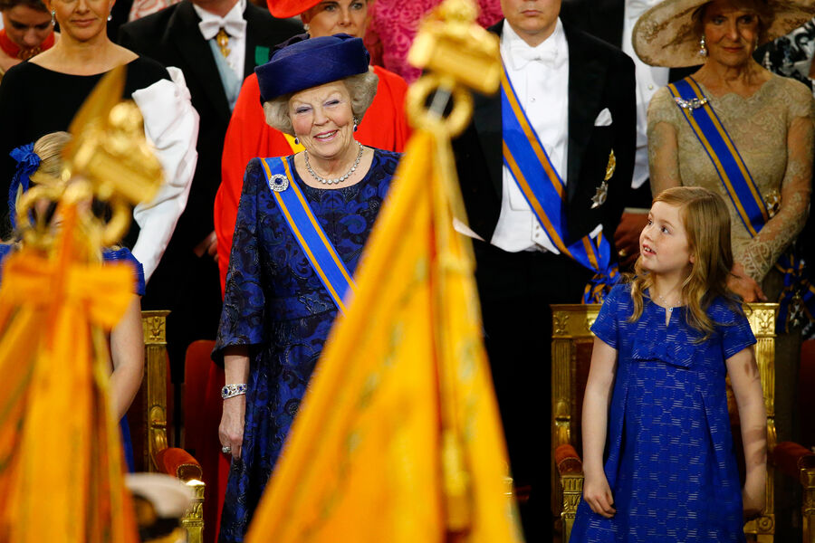 Принцесса Нидерландов Беатрис с внучкой, наследной принцессой Катариной-Амалией на церемонии инаугурации своего сына, короля Виллема-Александра, 2013 год
