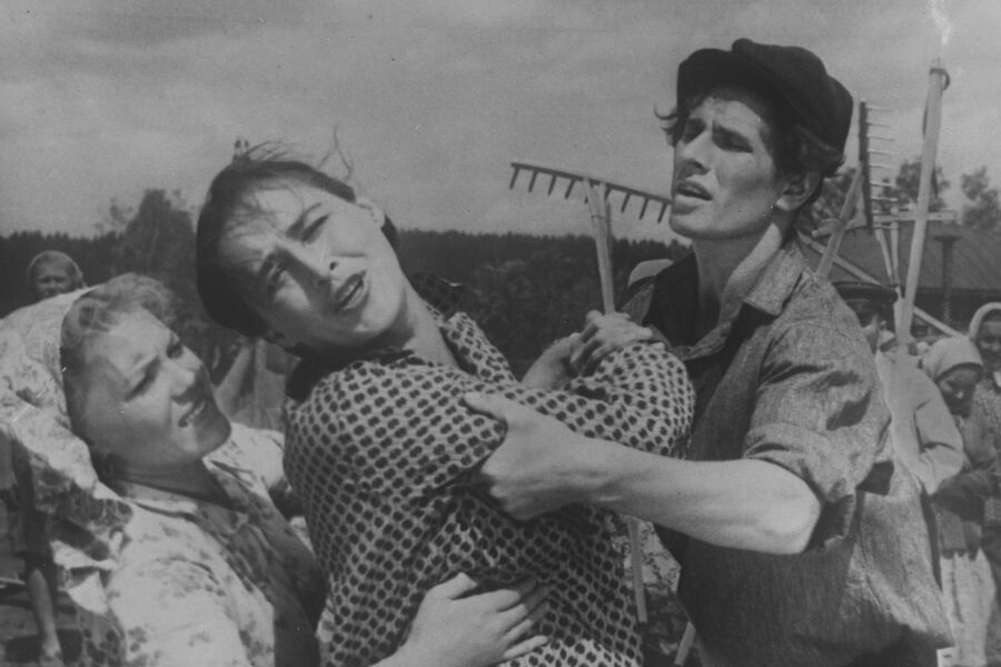 Актриса Нонна Мордюкова (по центру) в фильме «Чужая родня» , 1956 год