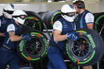 Работа механиков команды Williams перед началом российского этапа чемпионата мира по кольцевым автогонкам в классе «Формула-1»