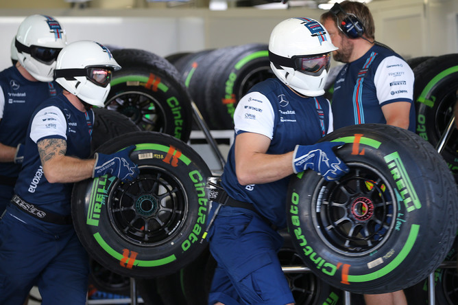 Работа механиков команды Williams перед началом российского этапа чемпионата мира по кольцевым автогонкам в классе «Формула-1»