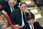 Сергей Шахрай, Егор Гайдар и Борис Золотухин (справа налево) в зале заседаний Государственной думы Федерального собрания Российской Федерации, 1995 год