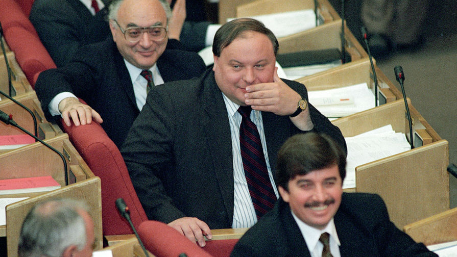Сергей Шахрай, Егор Гайдар и Борис Золотухин (справа налево) в зале заседаний Государственной думы Федерального собрания Российской Федерации, 1995 год