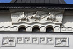Над входом расположены рельефные гербы Москвы, Архангельска и Ярославля. На фото: декоративные элементы на здании Ярославского вокзала в Москве, 2009 