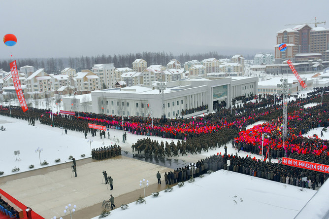 Торжественная церемония в честь завершения строительства города Самджиён у горы Пэктусан, фотография опубликована агентством ЦТАК 2 декабря 2019 года