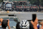 Полицейские во время акции протеста в Мандалае, 3 марта 2021 года