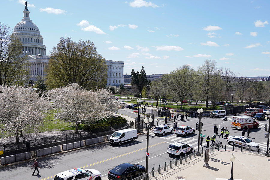 Сотрудники полиции на&nbsp;месте инцидента около&nbsp;Капитолия в&nbsp;Вашингтоне, 2 апреля 2021 года