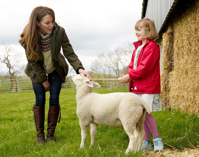 Кейт Миддлтон во время посещения семейной фермы в Литтл-Стейнтоне, Великобритания, 27 апреля 2021 года
