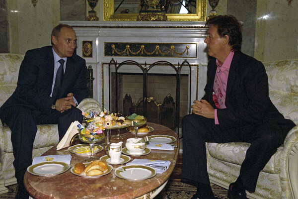 Президент России Владимир Путин во время встречи с&nbsp;музыкантом Полом Маккартни в&nbsp;Кремле, 2003&nbsp;год