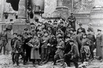 Групповой портрет советских фотожурналистов и кинооператоров у здания Рейхстага, Берлин, май 1945 года