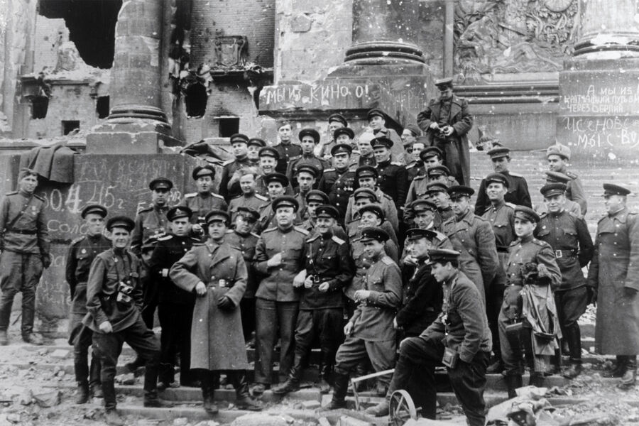 Групповой портрет советских фотожурналистов и кинооператоров у&nbsp;здания Рейхстага, Берлин, май 1945&nbsp;года