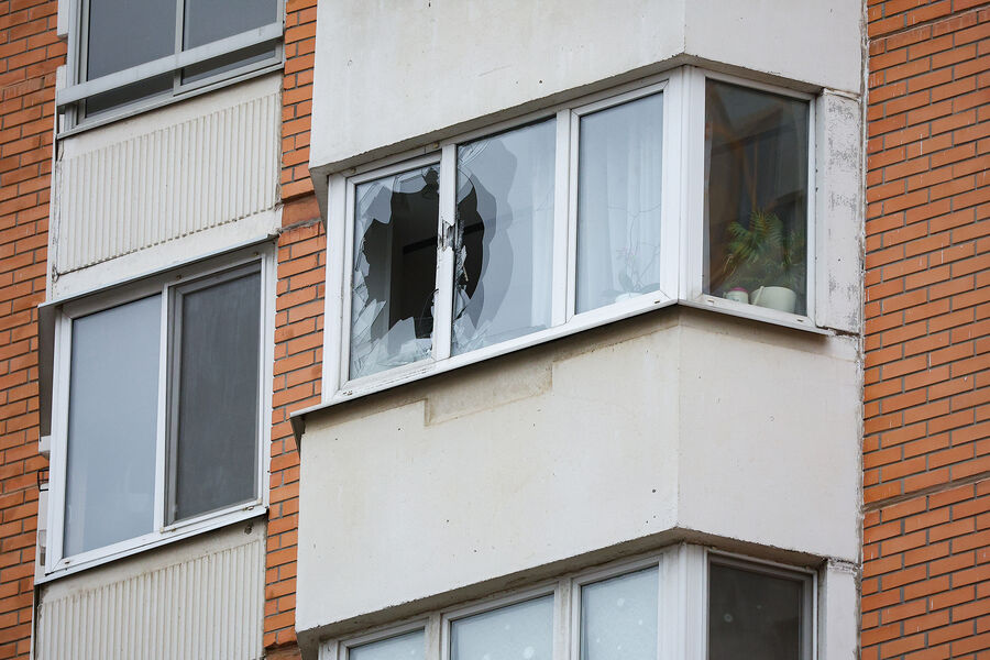 Окна квартир, получивший повреждения в&nbsp;результате обрушения части колонны при&nbsp;демонтаже конструкций на&nbsp;территории горнолыжного комплекса &laquo;Снежком&raquo; в&nbsp;Красногорске, 11&nbsp;ноября 2025&nbsp;года