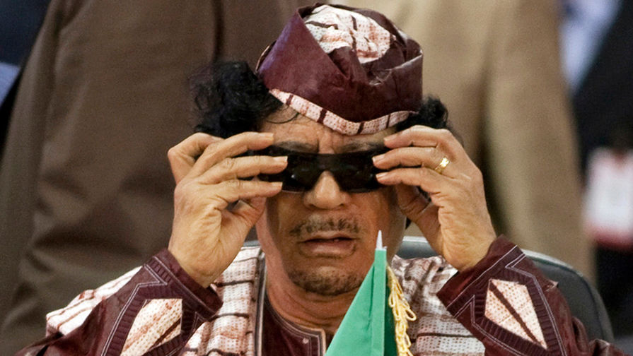 В&nbsp;1961 году за&nbsp;участие в&nbsp;антиправительственной демонстрации Каддафи ненадолго арестовали королевские власти, а затем выслали из&nbsp;Себхи, где он учился. Закончил лицей Каддафи в&nbsp;1963 году уже в&nbsp;Мисрате, а в&nbsp;1965 &ndash; выпустился лейтенантом из&nbsp;военного колледжа в&nbsp;Бенгази. Его военная карьера задалась, и к&nbsp;1969 году он получил уже чин полковника, который он оставил за&nbsp;собой и впоследствии, когда он возглавил Ливию