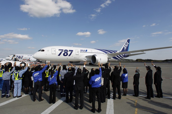 26&nbsp;октября самолет Boeing 787&nbsp;Dreamliner, который был передан авиакомпании All Nippon Airways, начал первый коммерческий полет из&nbsp;Токио в&nbsp;Гонконг.