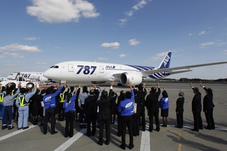 26 октября самолет Boeing 787 Dreamliner, который был передан авиакомпании All Nippon Airways, начал первый коммерческий полет из Токио в Гонконг.