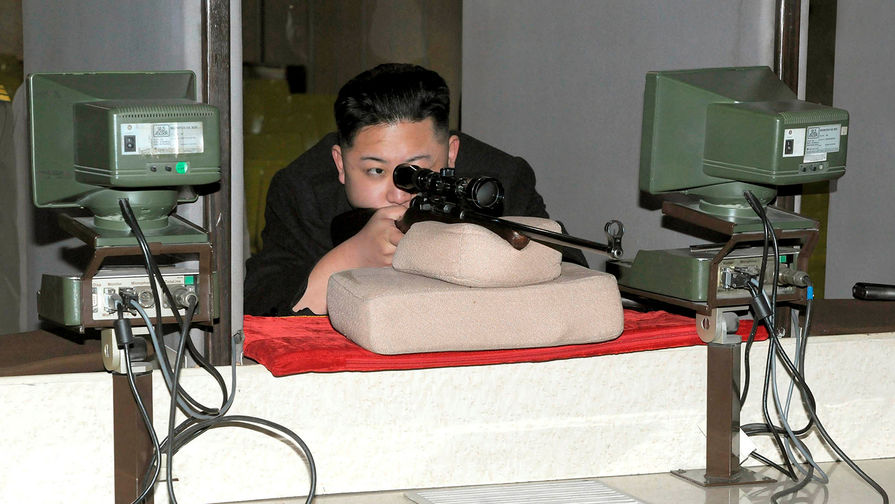 Лидер Северной Кореи Ким Чен Ын стреляет из винтовки на заводе спортивных винтовок в Пхеньяне