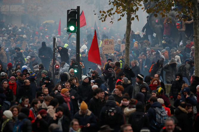 Участники акции протеста в Париже против пенсионной реформы, 5 декабря 2019 года