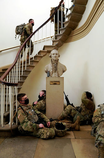 Солдаты нацгвардии в здании Капитолия, 13 января 2021 года