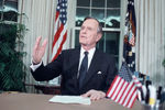 Президент США Джордж Буш-старший обращается к нации из Овального кабинета 16 января 1991 года, после того как американские войска начали военные действия в Ираке