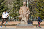 Памятник космонавту Юрию Гагарину скульптора Р. Х. Мурадяна на площади имени Ю.А. Гагарина в Комсомольске-на-Амуре