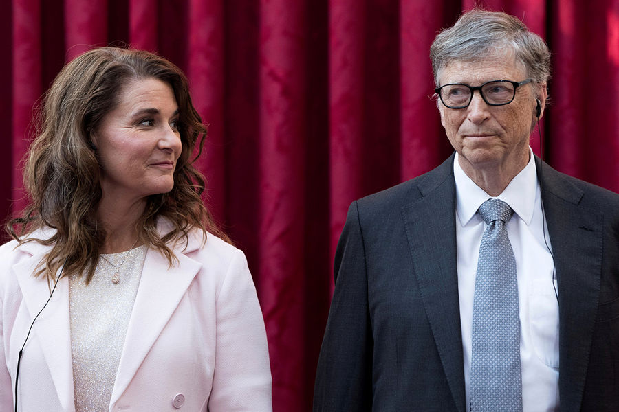 Сооснователь Microsoft Билл Гейтс и его супруга Мелинда перед торжественной церемонией в Елисейском дворце в Париже, 2017 год