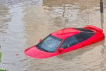 Автомобиль на затопленной улице в Керчи, 17 июня 2021 года