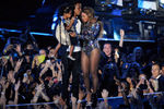 Джей-Зи с дочкой Блу Айви вручают Бейонсе награду имени Майкла Джексона Video Vanguard Award на ежегодной церемонии MTV Video Music Awards 2014