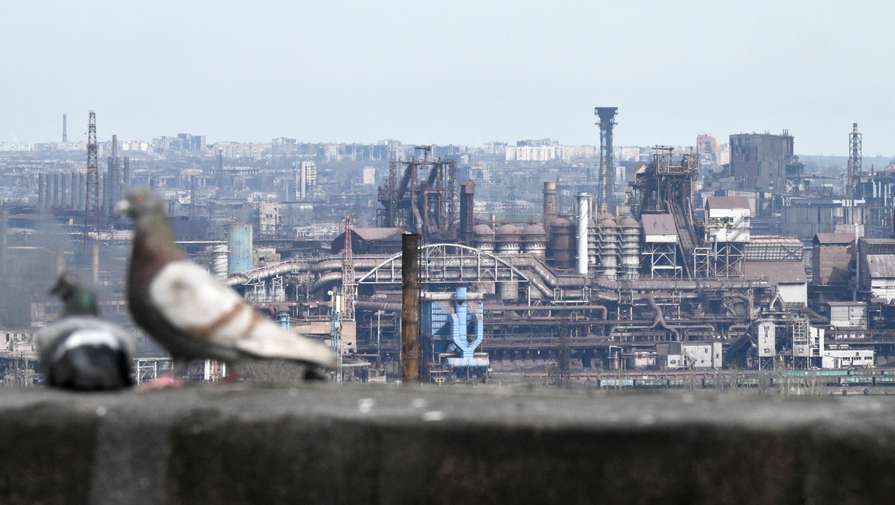 Над заводом Азовсталь в Мариуполе виден дым