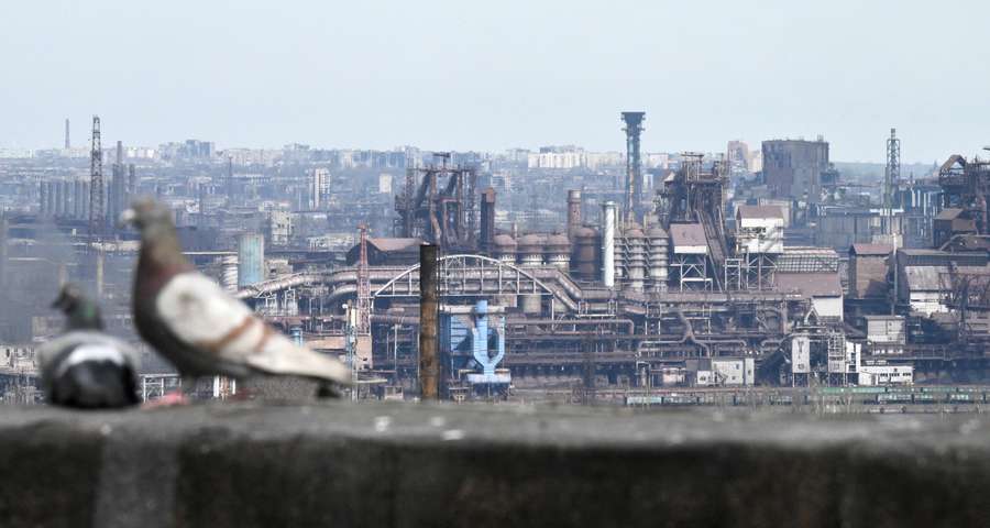 Вид на металлургический комбинат «Азовсталь» в Мариуполе, 23 апреля 2022 года