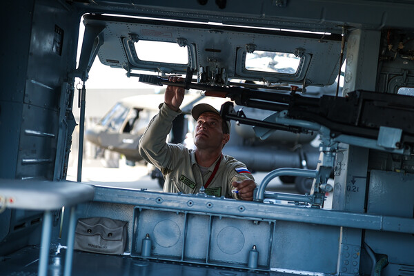 Мужчина около&nbsp;вертолета на&nbsp;международном военно-техническом форуме &laquo;Армия-2022&raquo; 