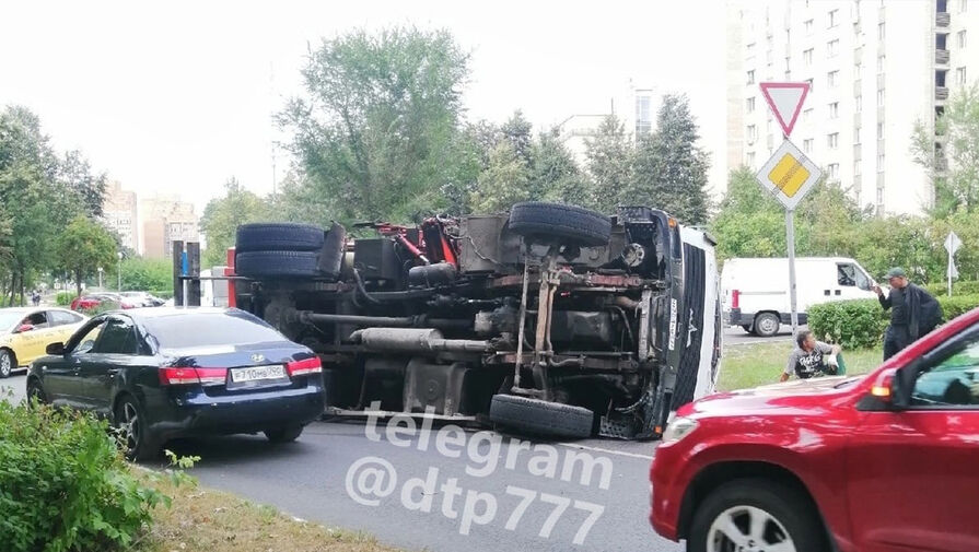 В Подмосковье мусоровоз опрокинулся на бок и засыпал отходами дорогу
