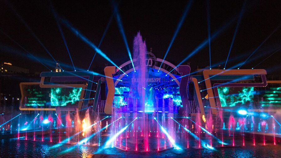 В честь открытия подаренного Сбером фонтана в Екатеринбурге прошло светомузыкальное шоу