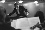 Юрий Башмет дирижирует оркестром в одном из залов филармонии Красноярска, 1982 год 