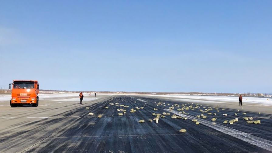 Золото, рассыпанное по&nbsp;ВПП в&nbsp;аэропорту Якутска, 15 марта 2018 года