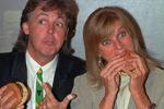 Пол и Линда Маккартни во время презентации вегетарианских бургеров, Лондон 1991 год
