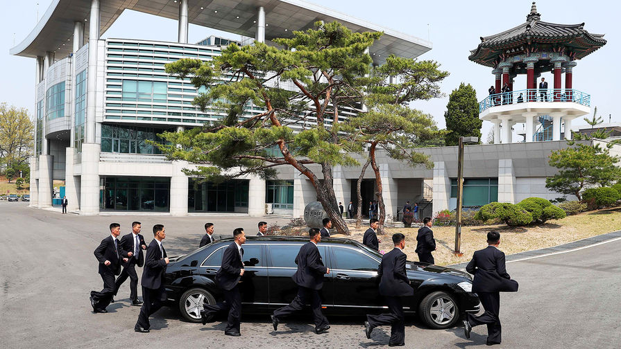 Ким Чен Ын покидает территорию Республики Корея на&nbsp;своем лимузине, 27 апреля 2018 года