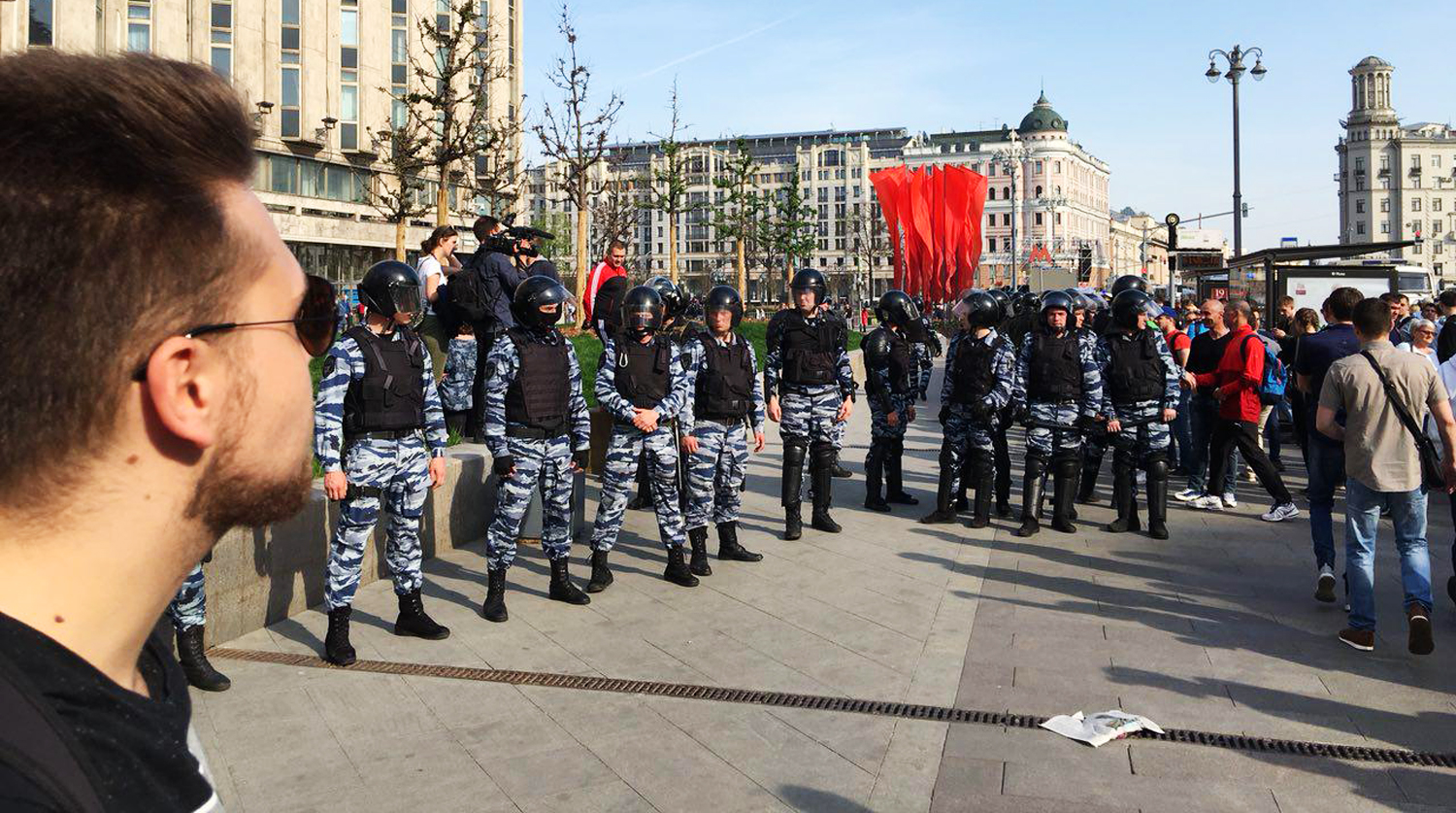 Полицейское оцепление во время несогласованной акции сторонников оппозиционного политика Алексея Навального в центре Москвы, 5 мая 2018 года