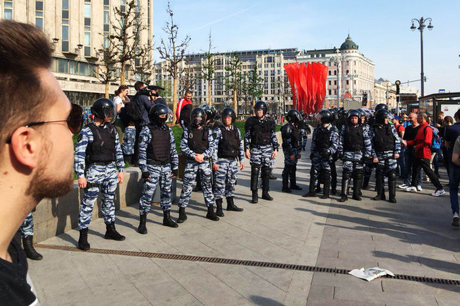 Полицейское оцепление во время несогласованной акции сторонников оппозиционного политика Алексея Навального в центре Москвы, 5 мая 2018 года