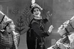 Зинаида Кириенко в роли крепостной актрисы Анеты в фильме «Сорока-воровка», 1959 год 