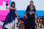 Певица Камила Кабельо с наградой и певица Мадонна во время церемонии вручения премии MTV Video Music Awards в Нью-Йорке, 20 августа 2018 года