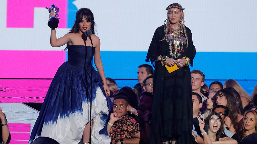Певица Камила Кабельо с&nbsp;наградой и певица Мадонна во время церемонии вручения премии MTV Video Music Awards в&nbsp;Нью-Йорке, 20 августа 2018 года