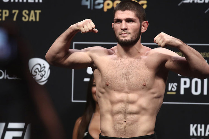 Чемпион UFC в легком весе Хабиб Нурмагомедов во время официальной церемонии взвешивания накануне турнира UFC 242, 6 сентября 2019 года