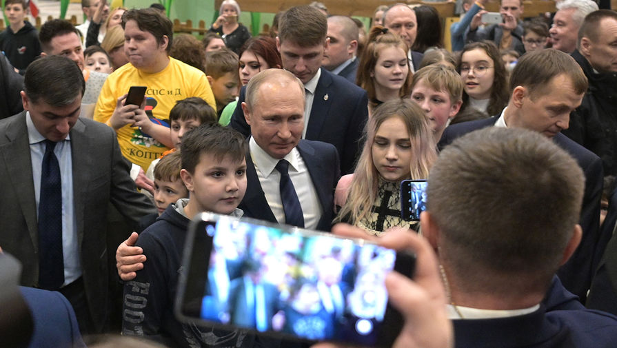 Президент России Владимир Путин общается с юными посетителями в парке «Остров мечты» в Москве, 27 февраля 2020 год