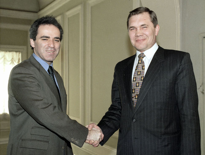 Шахматист Гарри Каспаров и глава Российской народно-республиканской партии Александр Лебедь, 1997 год