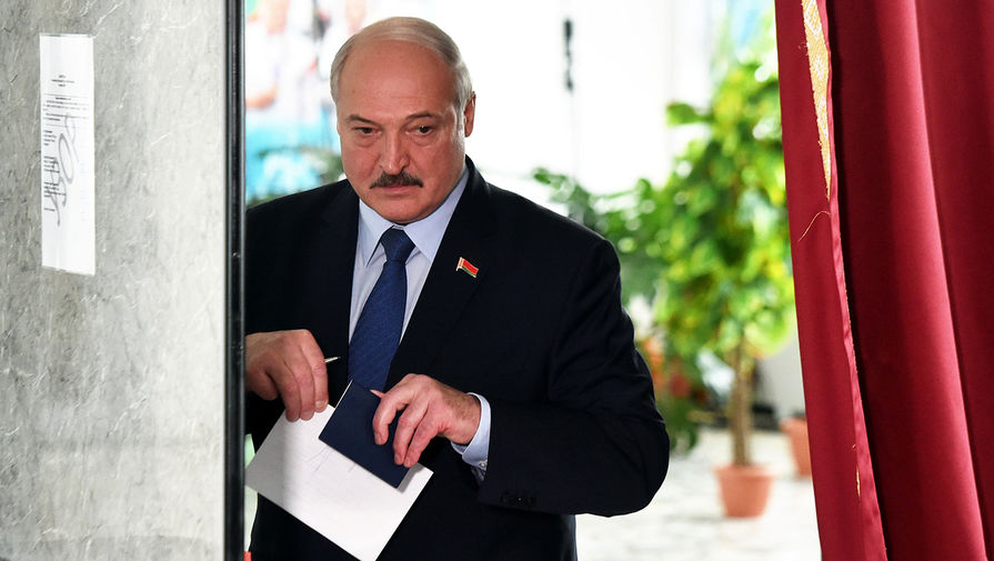 Президент Белоруссии Александр Лукашенко на избирательном участке в день выборов, 9 августа 2020 года