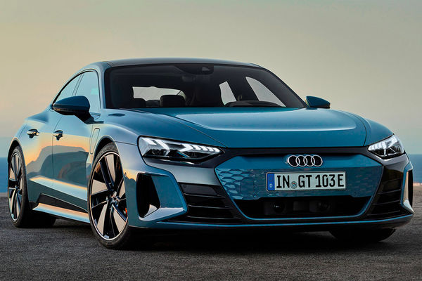 Во второй половине года нашей стране появился электрический спорт-седан Audi e-tron GT, построенный на платформе Porsche Taycan. Суммарная мощность двух электромоторов составляет 476 лошадиных сил. При активации функции Launch control она на 2,5 секунды увеличивается до 530 лошадиных сил, что позволяет автомобили разогнаться до 100 км/ч за 4,1 секунды.Мощность экстремальной версия седана с приставкой RS составляет 598 сил в обычном режиме и 646 лошадиных сил в режиме «форсажа». Отметки в 100 км/ч такой электрокар достигает за 3,3 секунды.