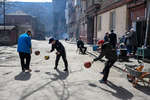Дети играют с мячами во дворе одном из домов в Мариуполе, апрель 2022 года