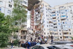 Горожане и сотрудники МЧС России у обрушившегося подъезда жилого дома в Белгороде, 12 мая 2024 года