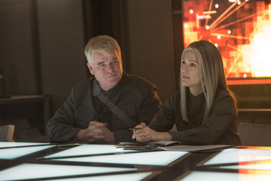 <b>&laquo;Голодные игры&raquo; (2014-2015)</b>
<br><br>
В&nbsp;третьей и четвертой частях нашумевшей антиутопии Фрэнсиса Лоуренса Джулианна Мур сыграла президента 13-го дистрикта Альму Койн. Именно под&nbsp;ее руководством главная героиня саги Китнисс Эвердин (Дженнифер Лоуренс) готовит масштабное восстание против власти Капитолия.