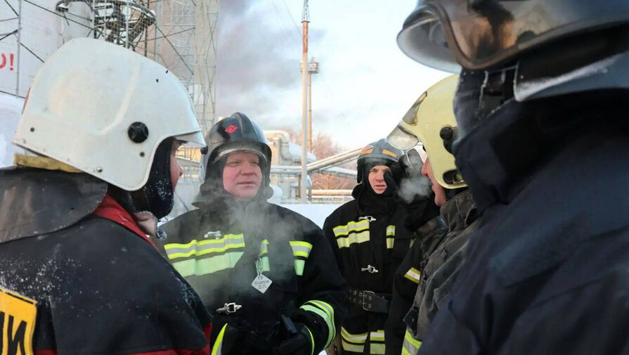 В Пензе 150 человек тушат пожар на нефтебазе, вызванный падением беспилотника